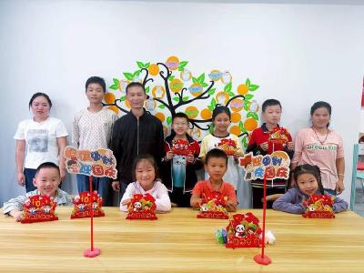 南漳县长坪社区开展“双节”手工创作文明实践活动 