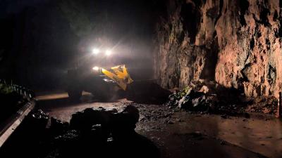 县公路中心快速处置250省道夜间塌方险情  