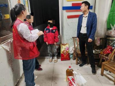南漳县和平桥社区慰问困难学生家庭 