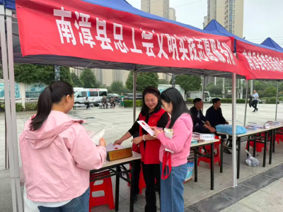 南漳县总工会“赶集”送法“护新” 