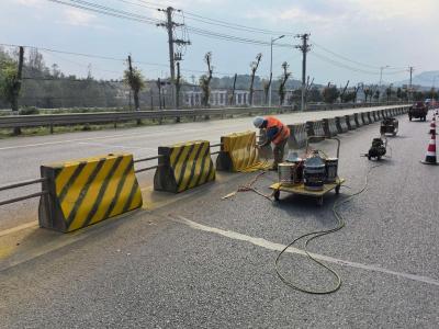 城关至胡营路段隔离防护墩“换新衣”  