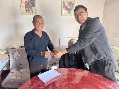 南漳县板桥镇财政所：重阳送温情 关怀暖桑榆 