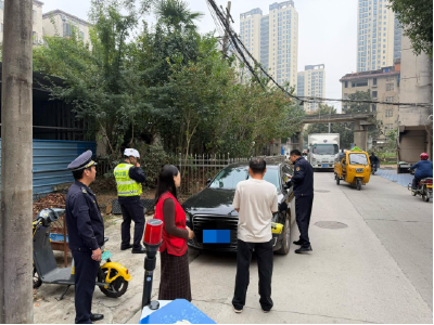 南漳：整治车辆乱停乱放 保障道路畅通有序 
