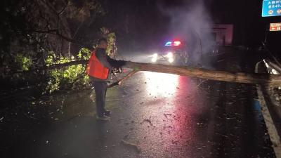 县公路中心：雨中坚守保畅通　护航群众假期出行  