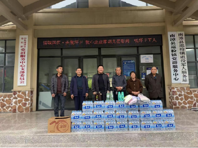 南漳县巡检镇爱心企业家国庆慰问一线环卫工人 