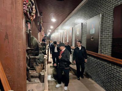 南漳县九集镇组织离退休干部开展重阳节活动 