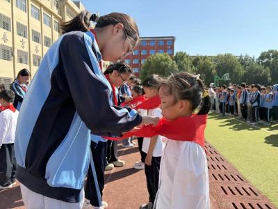 金庙中学举行建队日暨新队员入队仪式  