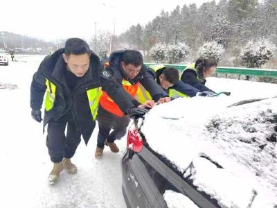 襄阳谷城：除雪防滑保畅通 守护春运平安路