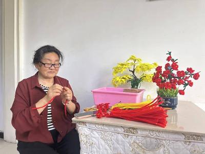 襄阳谷城：70岁“花样奶奶”用毛线钩出银发经济 