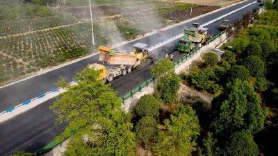 襄阳谷城：鏖战150℃沥青热浪！316国道石花至土关垭段冲刺最后1公里 