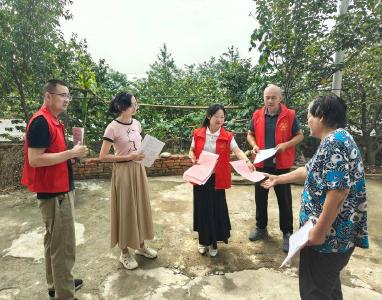 襄阳谷城：“敲门行动”送清凉 温情关怀润民心 