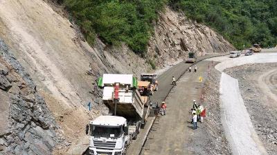 冲刺通车目标！S467省道谷城紫赵路三期启动水稳底基层试验段摊铺 