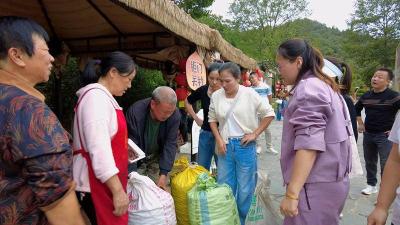 小板栗搭上“数字快车”！谷城直播助农“栗”量足 