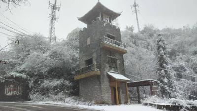 初雪叩山门！谷城赵湾乡美成水墨画