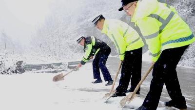 谷城赵湾迎来今冬首场降雪 交警部门全力以赴保畅通 