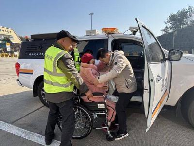 湖北襄阳：高速巡检员变身“临时救护员” 患病老人获暖心护送 