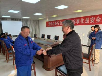 奔波路上有“温度”！谷城为618名货车司机发放福利卡 