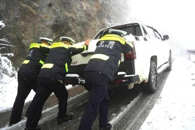 战冰斗雪，他们是高寒山区的忠诚守护者！ 