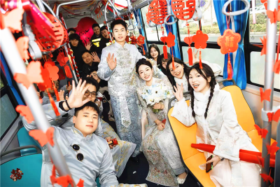 “囍”满车厢！谷城新人弃豪车选公交，低碳婚车浪漫又暖心 