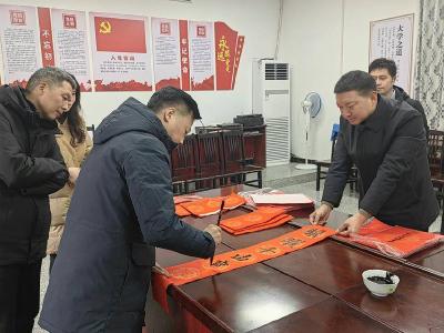 襄阳谷城：笔墨送福暖民心 春联寄情贺新春