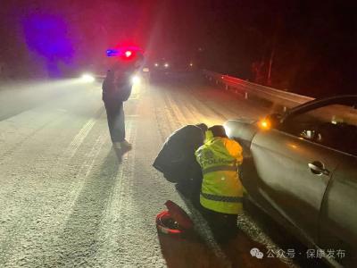 看到警灯，我们知道有救了！保康公安及时救援雪夜被困的河南两兄弟 