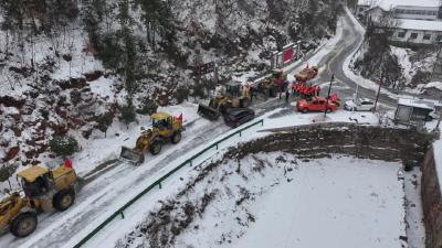 高山裹“银装”，“橙马甲”除雪忙！保康交通人以“动”制“冻”护航出行路