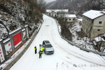 “以雪为令”，全警上路！保康交警为山区群众筑牢安全出行“防护网”