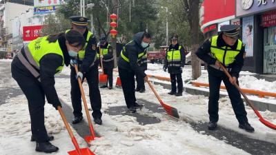 以“动”制“冻”！保康城管破冰除雪护航群众安全出行