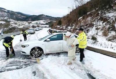 产妇被困雪地，民警及时救援！保康呈现的这个场景暖到我了……