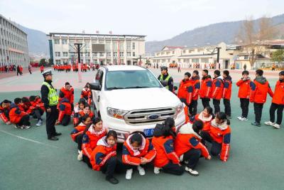 车辆有盲区，你我要远离！学生变“司机”，零距离体验驾驶盲区