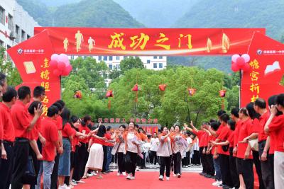 一路“毯”途，倾情相伴！直击保康高考首日→