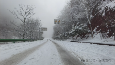 春节我在岗丨春节我 “执” 守，道路不 “堵” 行！保康交警雪天守护平安出行路