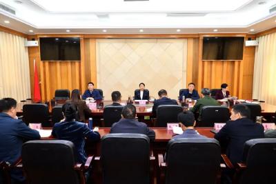 县委常委会深入贯彻中央八项规定精神学习教育读书班举行集体研讨交流暨读书班小结 