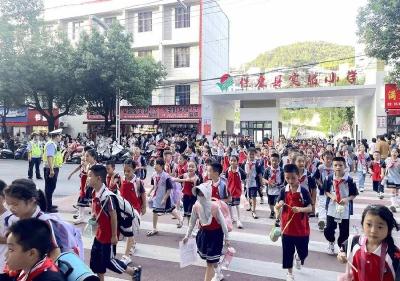 护学路上好“警”色！襄阳保康“1+3+N”为孩子撑起保护伞 