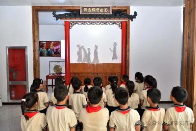 ​皮影艺术润童心！这场研学课上，学生们沉浸式体验非遗文化的独特魅力