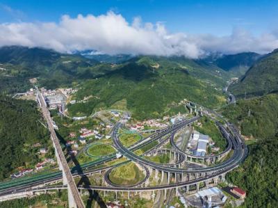 中国式现代化保康实践丨从 “羊肠小道” 到 “振兴动脉！保康路民共富图景渐浓