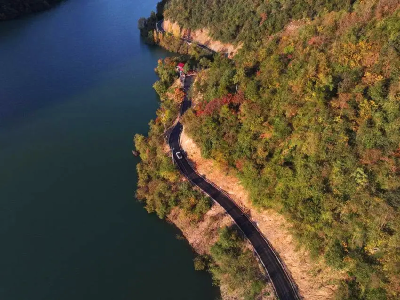 一湖碧水，一抹秋色！寺坪环库公路在秋日里蜿蜒伸展 