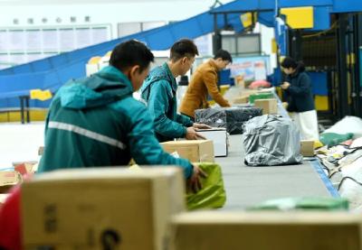 人机协同！保康30万件快递“加速跑”，山区物流交出高分答卷