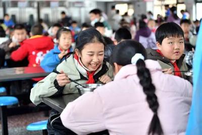 “妈妈食堂”让保康校园餐香气四溢