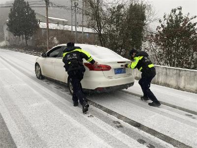 迎战强降雪！襄阳保康公安硬核守护群众出行路 