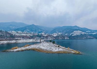 寒山凝素，碧水成鉴！雪映天子湖，一眼览尽水墨丹青