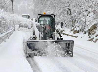 襄阳保康：风雪迎新年，守护不打烊