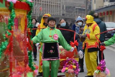 【湖北日报】首届干溪赶场节年味浓