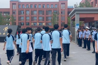 中考首日开考 少年提笔逐梦