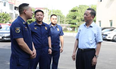 市领导为一线劳动者“送清凉”