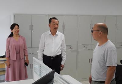 市领导开展教师节走访慰问活动