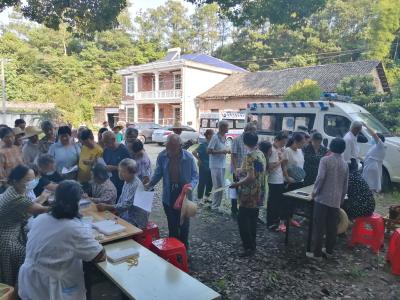 【下基层察民情解民忧暖民心】红山镇卫生院：战高温 送医到家门