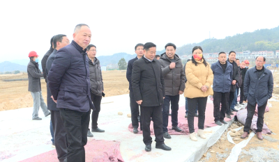 郑光文到县一中迁建项目建设现场看望慰问春节期间在岗施工人员