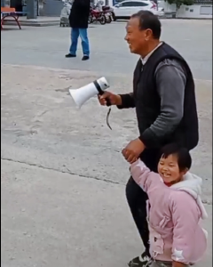 60岁爷爷 3岁孙女  祖孙携手上街宣传交通安全