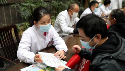 县人民医院开展防治结核病日宣传活动
